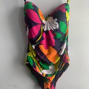 Anne Cole one piece, comes with strap but can also been worn strapless